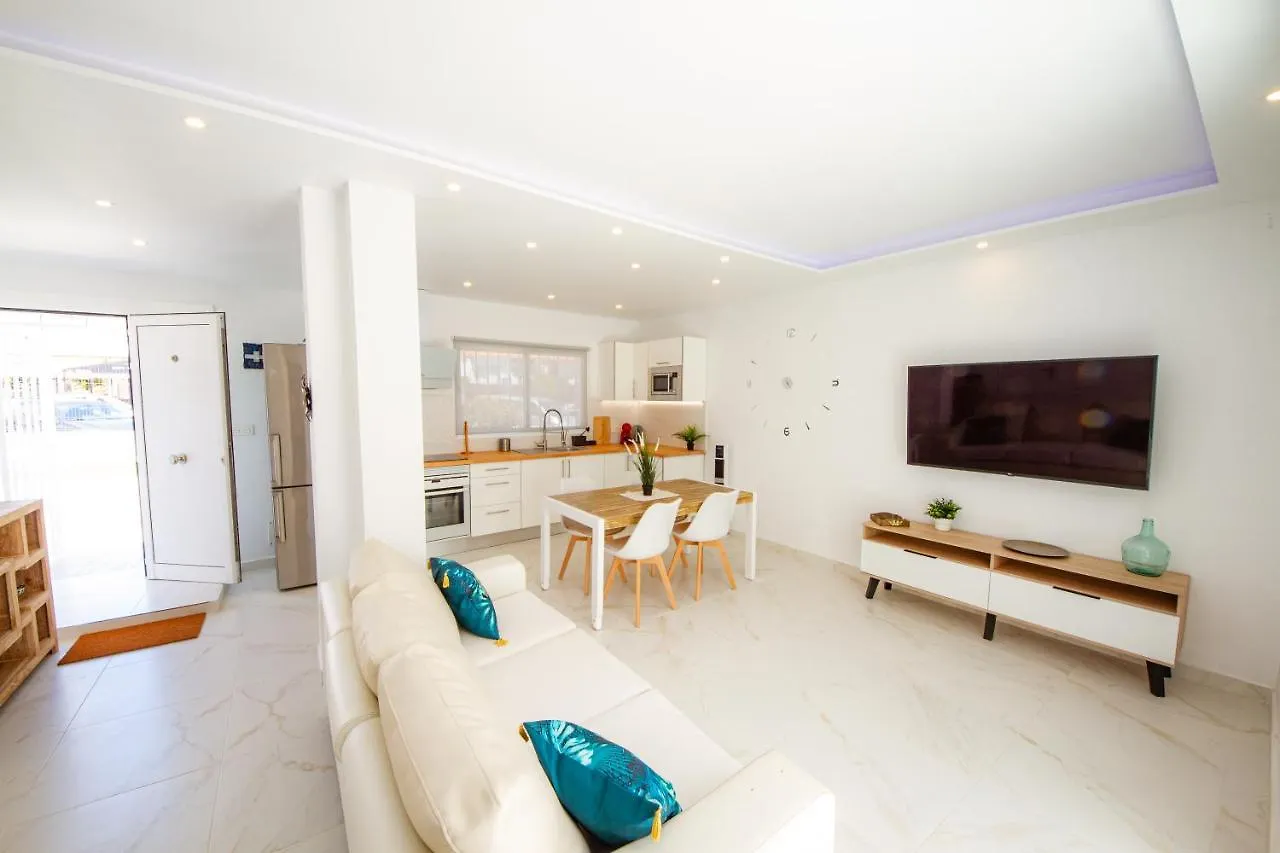 Green Point 3 Bed Holiday House Arona  Сasa de vacaciones